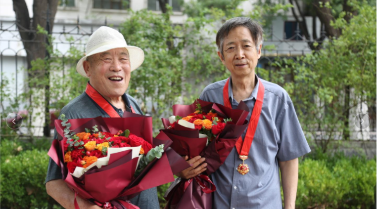 致敬！山影集团两位老党员荣获“光荣在党50年”纪念章